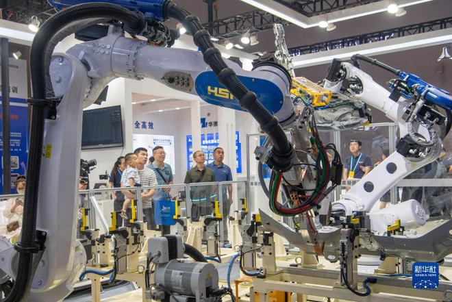 新华全媒+丨2023中国国际智能产业博览会拉开帷幕